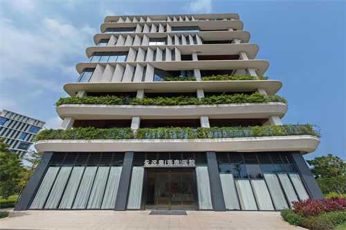 潮流新演绎：衬衫反穿的时尚秘籍